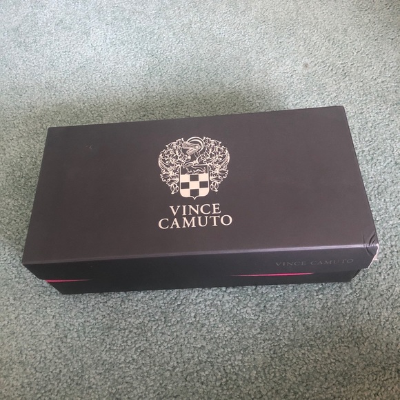 SNAKESKIN VINCE CAMUTO FLATS - Picture 4 of 7